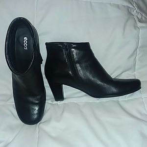 NWOT- Ecco leather booties